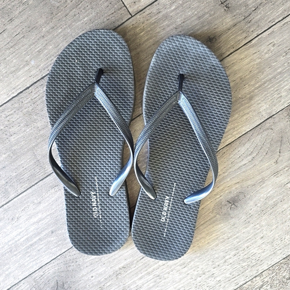 9/20 OLD NAVY FLIP FLOPS